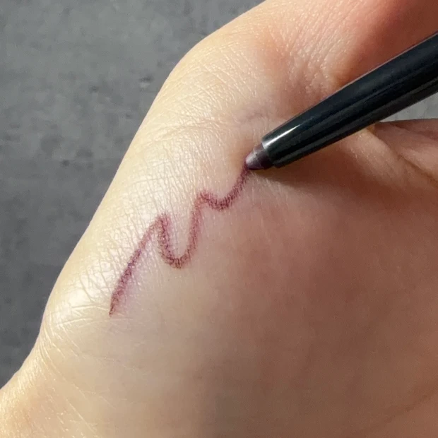 スティロ ユー ウォータープルーフN 67ルージュ ノワール 手元スウォッチ