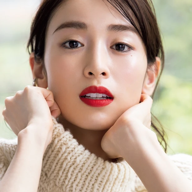 この秋の主役「赤リップ」！ 旬なメイクバランスを岡野瑞恵さんがレクチャー