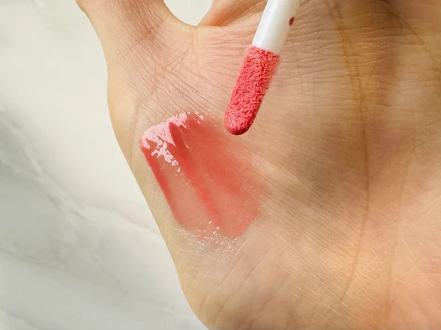 Viseeのエッセンスリッププランパー BE300 ベージュピンクのスウォッチ