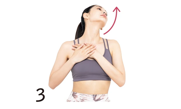 3斜め上に向けて下あごを出す