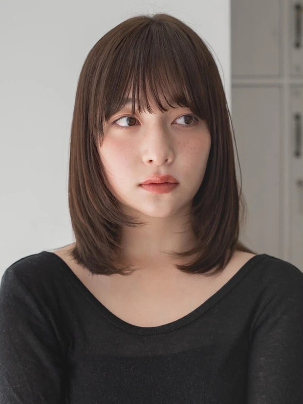 【7位】【30代・40代に似合う髪型】目力アップと小顔を叶える！ グレージュカラーのミディアムヘア