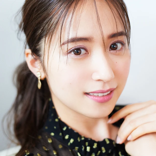 透明感を引き寄せ！ 衛藤美彩さんがレ・メルヴェイユーズ ラデュレの青みピンクメイクにトライ