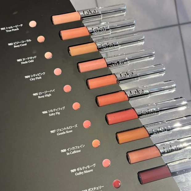 Lakaの新作リップ「パーフェクトツインリップ」全10色をスウォッチ！ マットとツヤの2wayが楽し…