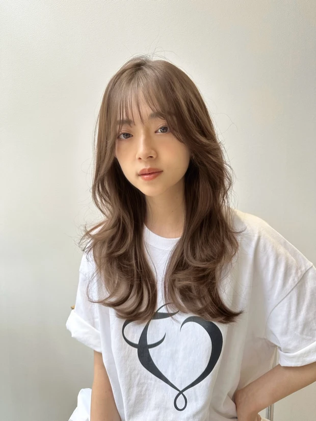 ヘアカタログ ロング ロングヘア 前髪あり 正面