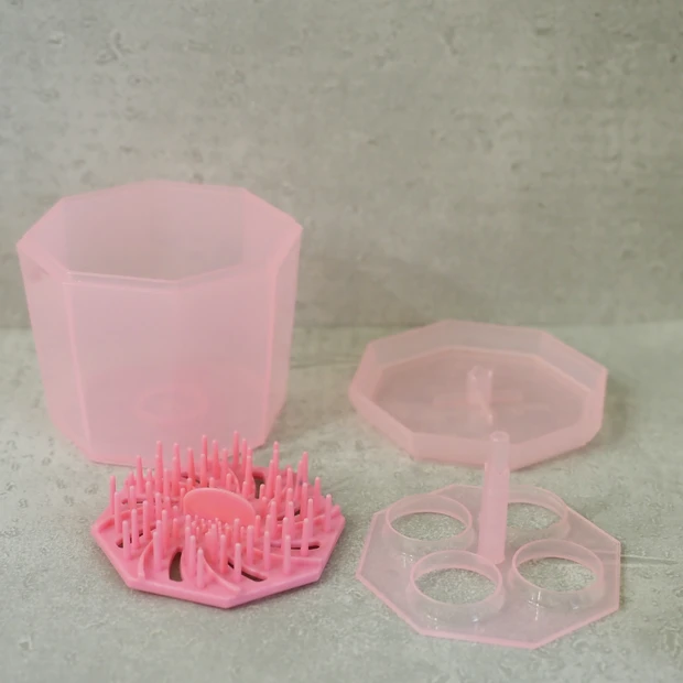 メイクブラシクリーナーの中身。洗浄板とブラシスタンドが収納されている