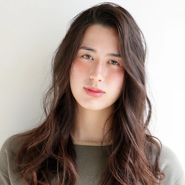 多毛や硬い髪もふんわりまとまる、柔らかニュアンスのかき上げウェーブロング