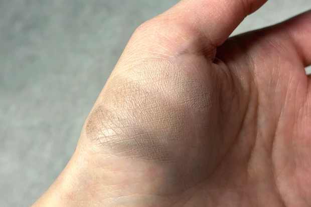 アイブロウ&シェードパウダー 03 ソフトグレージュ 手元スウォッチ