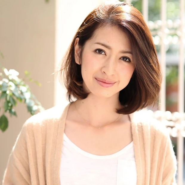 知性と女らしさを強調！ 大人キレイな華やぎストレートミディアム