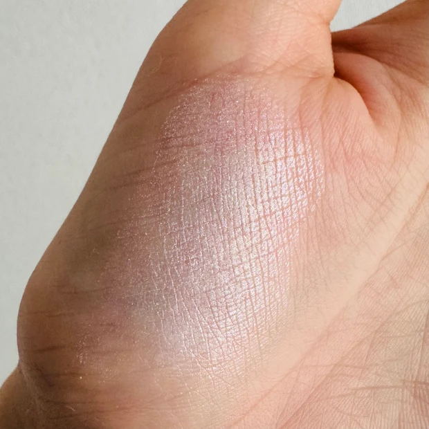 セザンヌのパールグロウハイライト SP3スノーファンタジーのスウォッチ