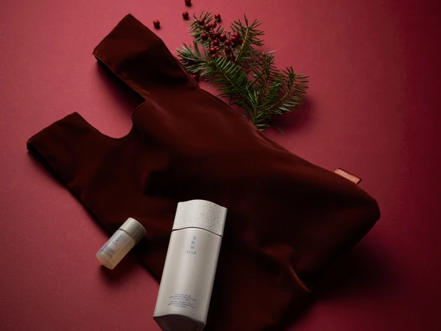 「雪肌精 BLUE」初のホリデー限定キットが登場！ 12月発売の新製品が入った全2種【クリスマスコフレ2025】