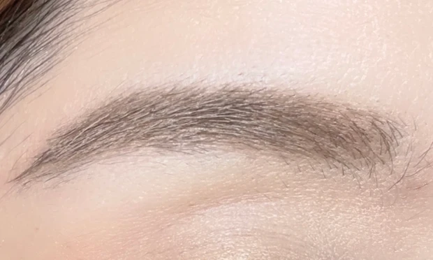 モカグレーを眉に塗った仕上がりアップ写真
