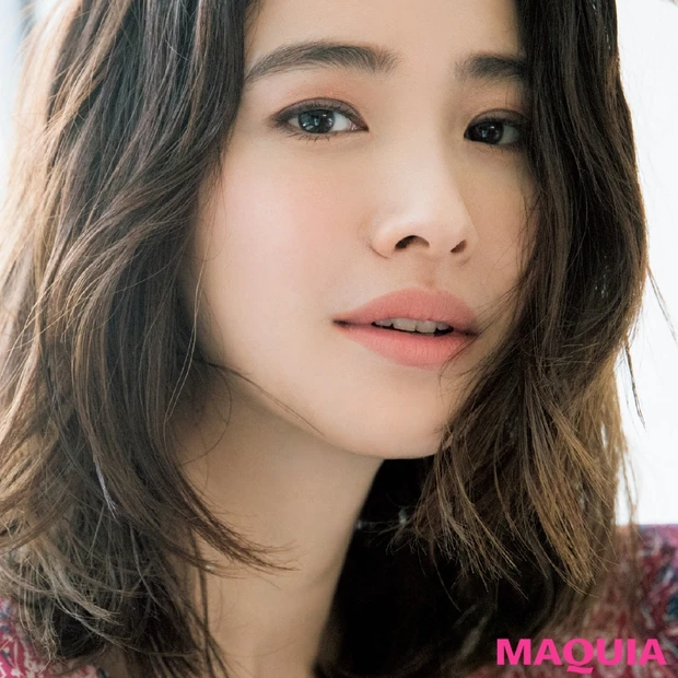 レトロなクラシカルワンピースを着る日のワントーンメイク