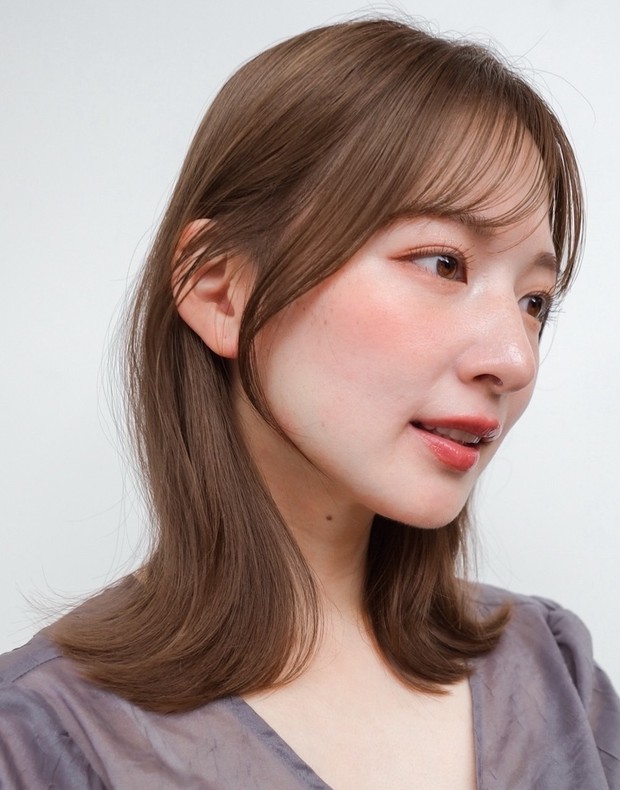 髪型　ミディアムレイヤー　ミディアムヘア　小顔見え　前髪あり　サイド　ツヤカラー