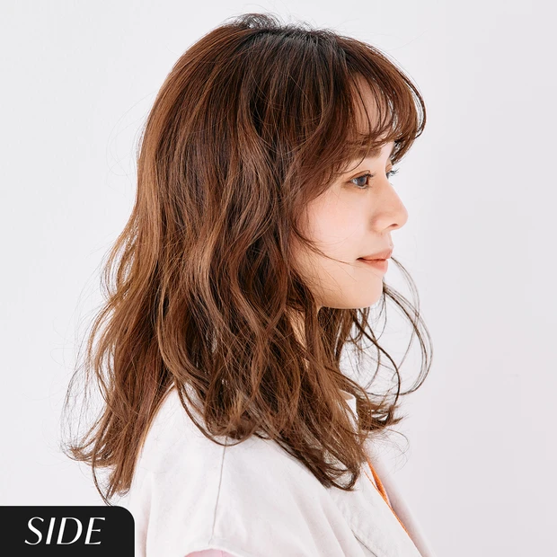 【おすすめのネオソバージュヘア】4. ロングヘアの重め重心ゆる巻きネオソバージュ　サイド