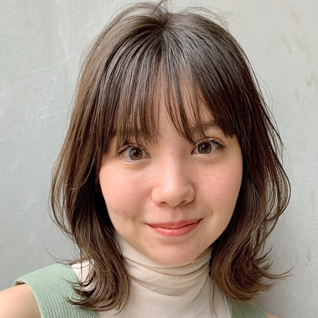 【簡単スタイリング】ひし形シルエットで顔を小さく！ 若見えも叶うレイヤーミディアムヘア