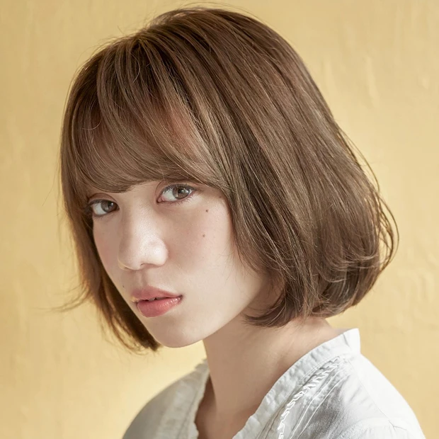 自然体でおしゃれ見えするオリーブカラー×シンプルボブ