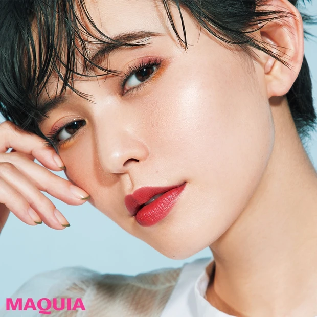 春の最旬チークは“光系”がマスト! うるキラリッチな頰で洗練フェイスに