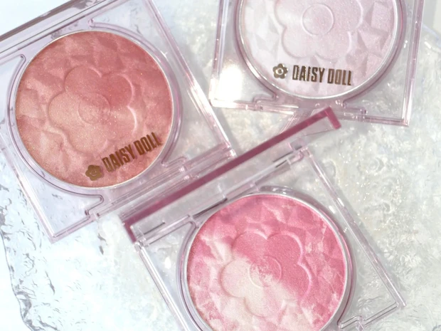 【デイジードール】人気チーク&ハイライトの新色をスウォッチ！ 透明感とツヤ肌を叶える春らしいカラー