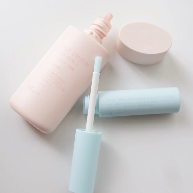 左:エテュセ フェイスエディション(スキンベース) フォーオイリースキン 30mL ¥1980 右:エテュセ フェイスエディション(プライマー) フォーベリーオイリースキン 5.5mL ¥1320