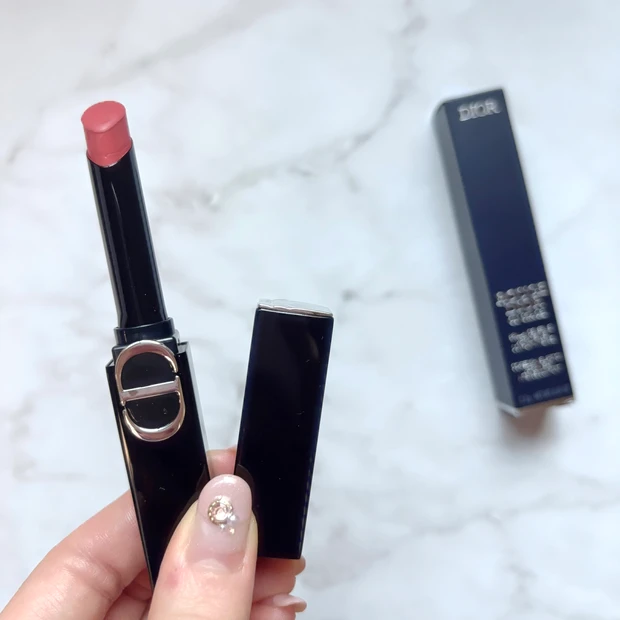 コーラルピンクカラーのディオール ルージュ ディオール オン ステージ 226 ダーリン ブラッシュ