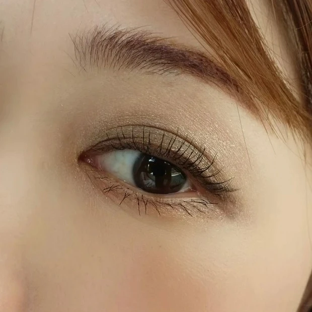 グレーアイシャドウを使ったおすすめのメイク_カーキがかったグレーが、洒落感を底上げ! 秋っぽモードメイク_1