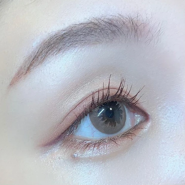 セザンヌ　アイシャドウ　トーンアップアイシャドウ　10ベリーブラウン　MIROさん　メイク画像