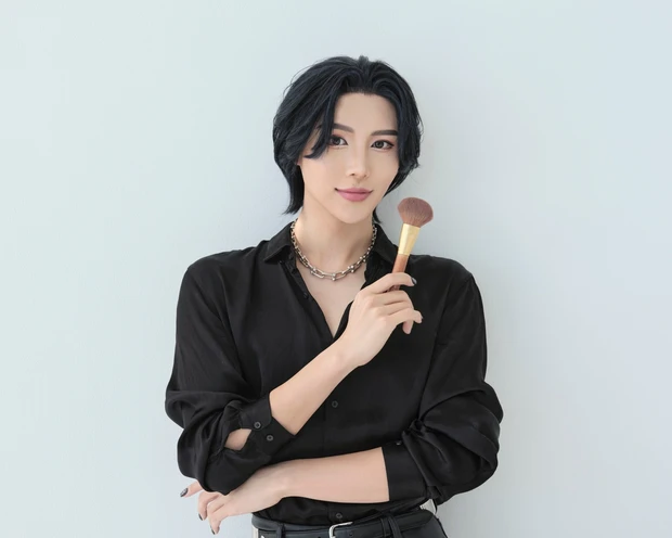 【白湯メイク】【純欲メイク】【Y3Kメイク】のやり方をGYUTAE(ギュテ)さんが解説。マキアエディター奈良がモデルに挑戦!_2