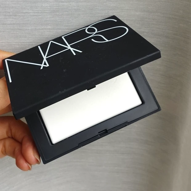 【NARSのベースメイク】究極の美肌を叶える愛用歴長めの名品5選:ライトリフレクティングセッティングパウダー　プレスト　N