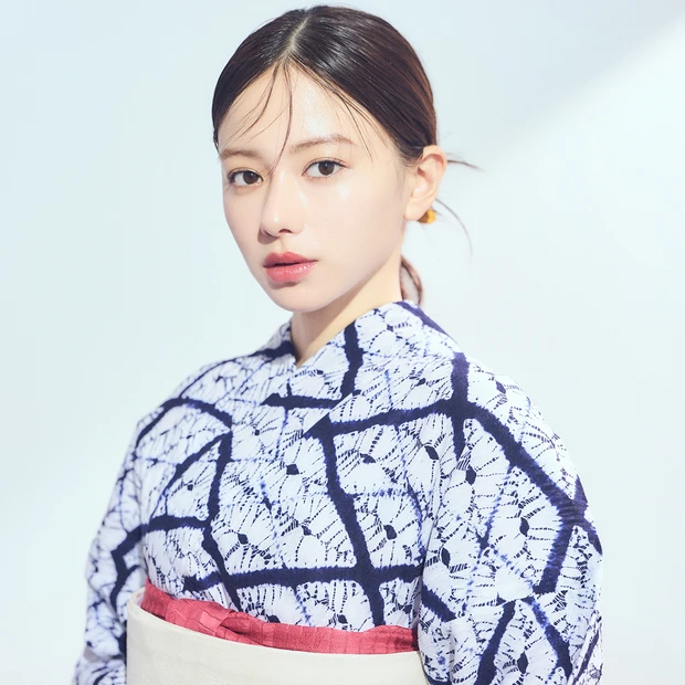 山本舞香さんがまとう【浴衣メイク】。伝統柄を引き立てる目尻のアクセントと粘膜リップ