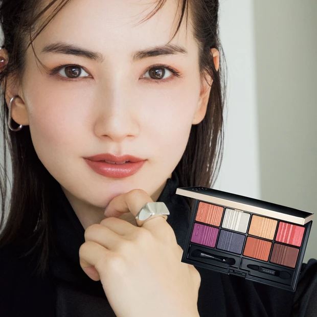 スックのホリデーコンパクトでアイレシピ！ 雰囲気の違う3つのメイクに注目