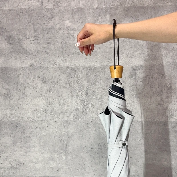 サンバリア100 3段折 腕にかけた様子