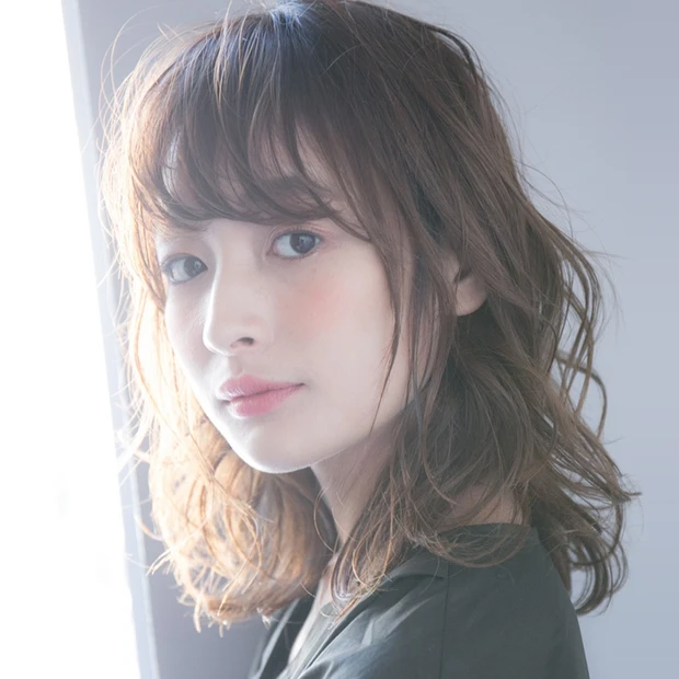 フワッと軽くてまとまりやすい！ 小顔仕上げのウルフ風ウェーブミディ