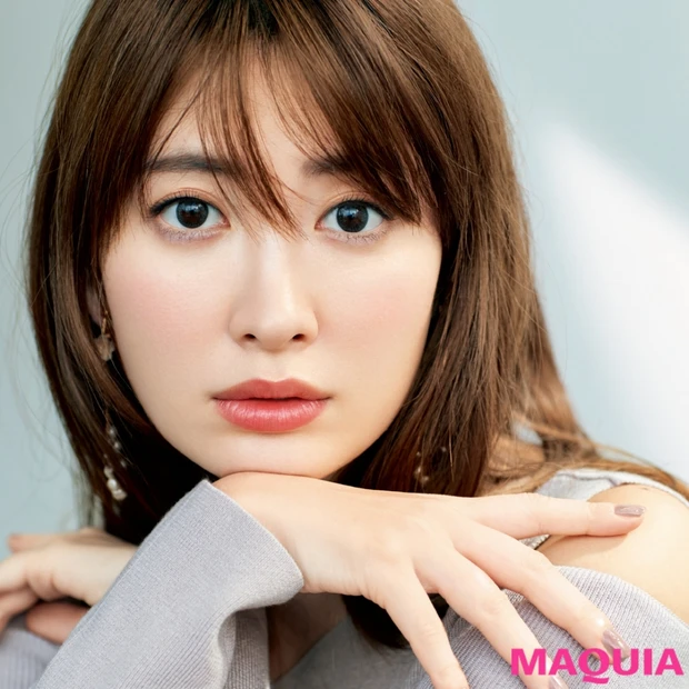 カフェデートは透け感メイクで! セルフプロデュースの達人・こじはる流メイ…