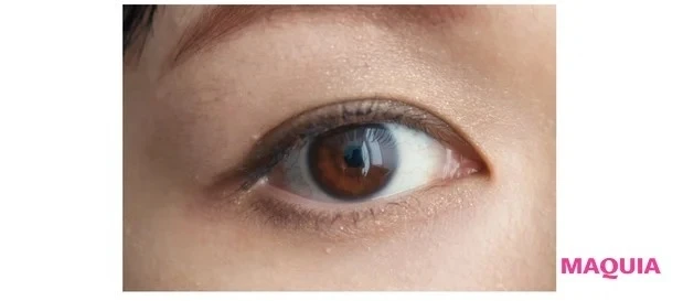 おすすめのカラーアイライナー・ブラック_1発でラインを描こうとせず2〜3回さするように重ね発色を調節