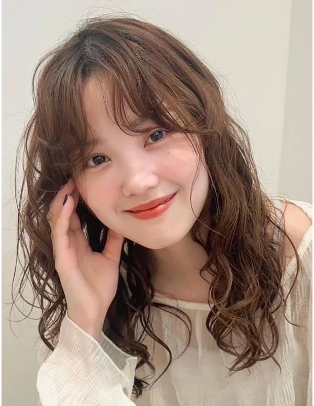 冬におすすめの髪型 ミディアムヘア ドライ質感と前髪S字パーマの垢抜けミディアム