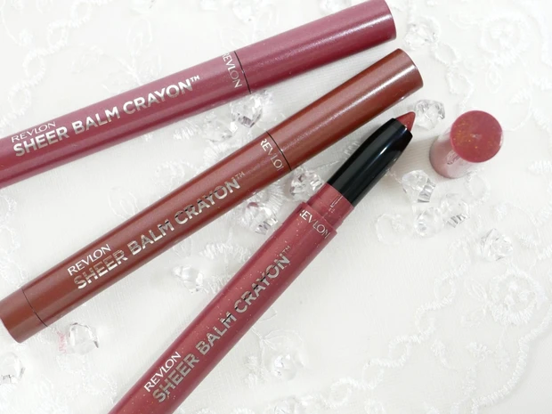 レブロンの人気リップ「シアー バーム クレヨン」の新色をスウォッチ！ 美容インフルエンサーとの共同開発カラーも