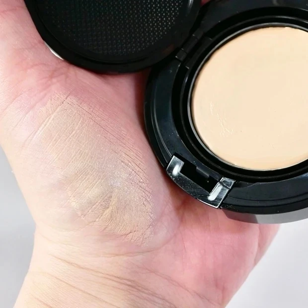 SUQQU グロウ クリーム コンパクトテクスチャー2