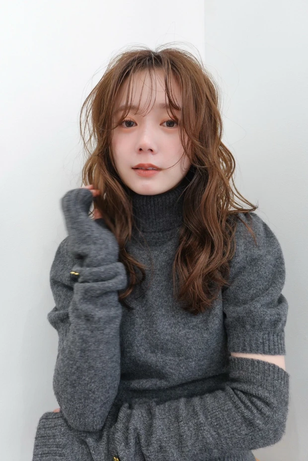 髪型　セミロングヘア　レイヤーカット　パーマ　前髪あり　スタイリング