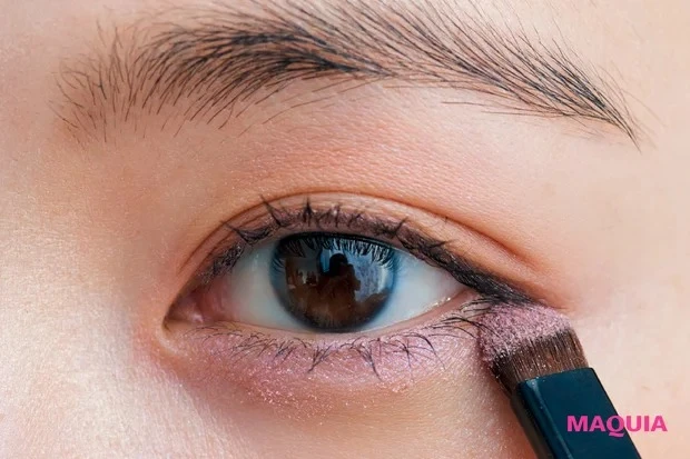 シャネルの春新色パレットで春メイク　ミニマム塗りですっきり美人アイ　HOW TO 3