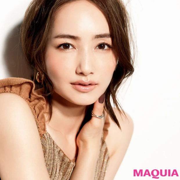 岡野瑞恵さんの小顔マジックを大公開! 光とツヤ仕込みでつくる立体小顔メイ…