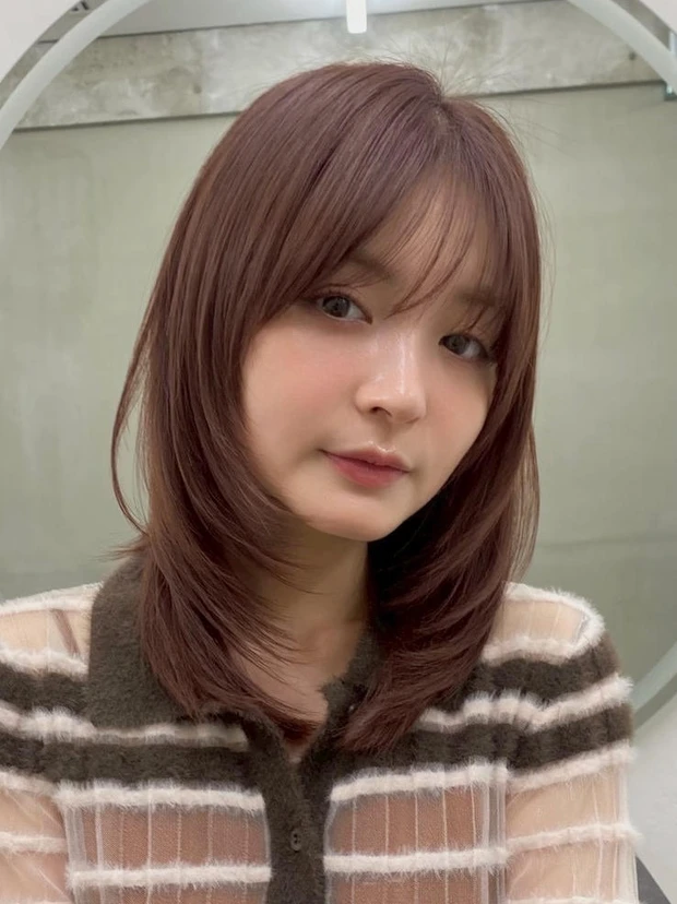  【春におすすめの髪型】ミディアムヘア11選  透明感カラーの垢抜けミディアムレイヤー