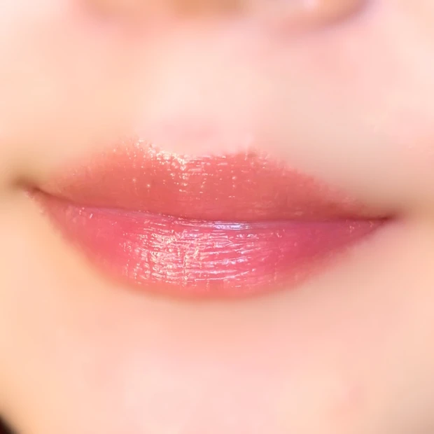 シアーバームクレヨン メランコリックローズの唇への塗布写真