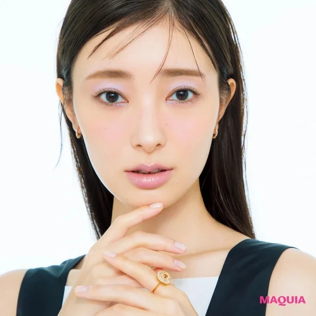 1.ブルーのアイシャドウを使った透明感あふれるアイシーカラーメイク