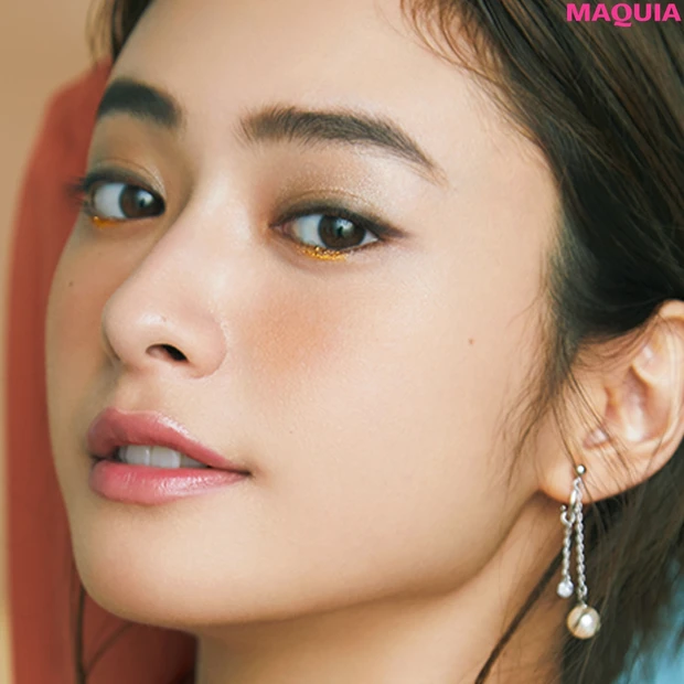 黒目の下に忍ばせた輝きゴールドライン