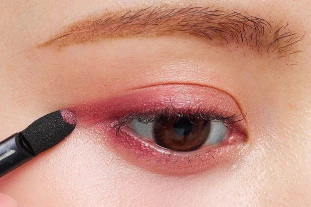 山本望叶 ピンクアイシャドウ