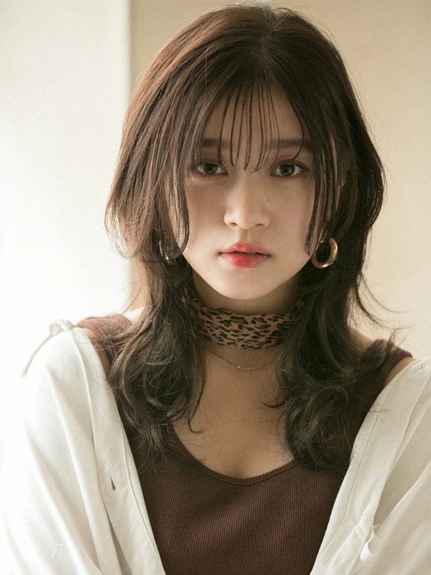 MINXの髪型・ヘアスタイルまとめ_小顔バングがポイントの、女っぽさ香るくびれシースルーミディ