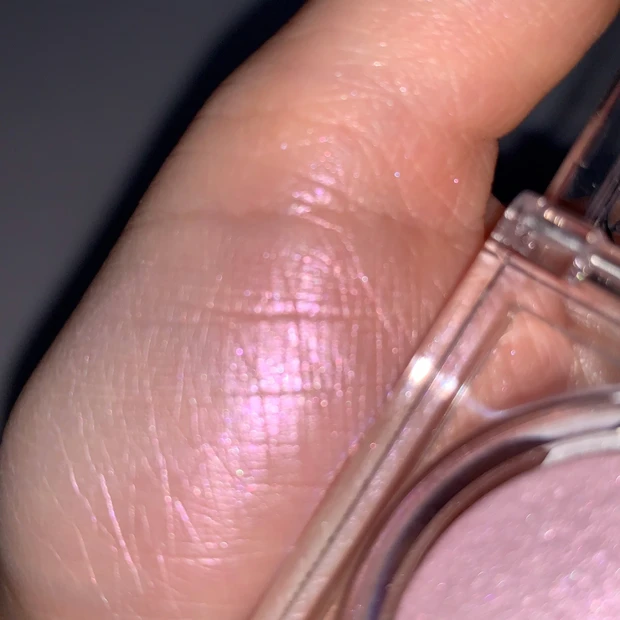 03ムーングロウライラックをライト下で撮影。30代のお疲れ顔を救う繊細なパールの輝き。