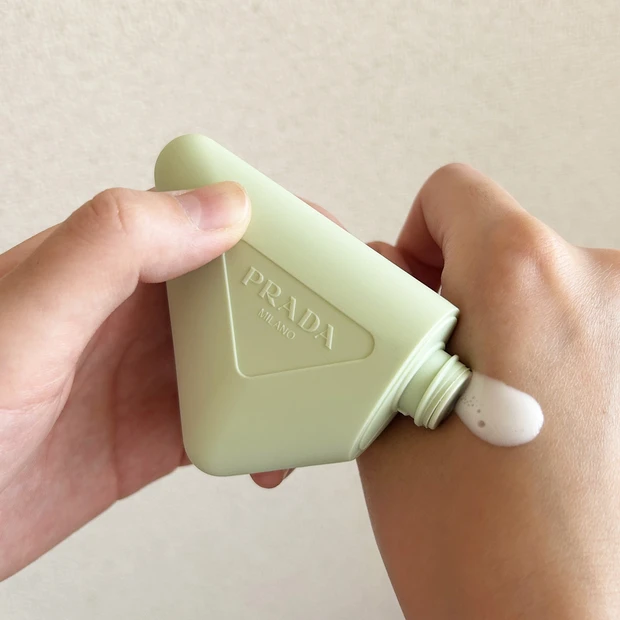 ポーチの中身　プラダビューティ　ハンドクリーム