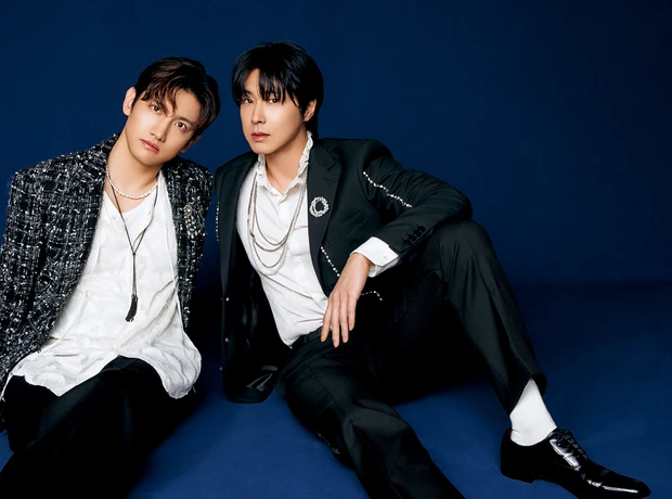 20周年を迎えた東方神起が登場。「これから踏み出す一歩一歩が新たな挑戦に」