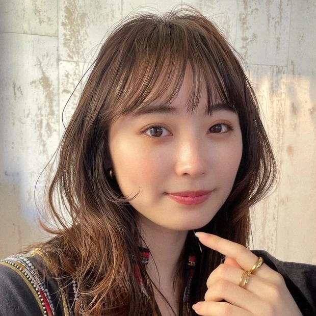 ミディアム　レイヤーミディアム　ラベンダーブラウン　ヘア　髪型　ヘアスタイル　大人　前髪あり